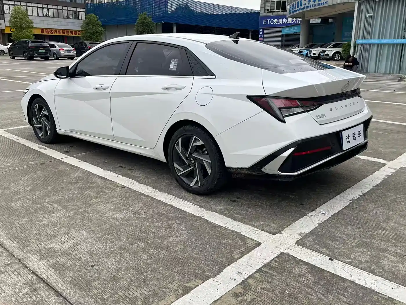 Hyundai Elantra 2022 1.5L CVT LUX Premium Edition фото 4