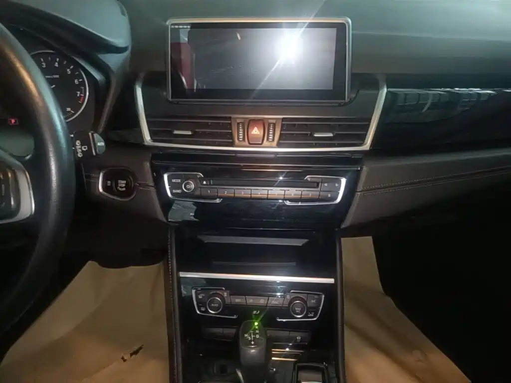 BMW 2 Series Touring 2016 218i Sport Design Package фото 13