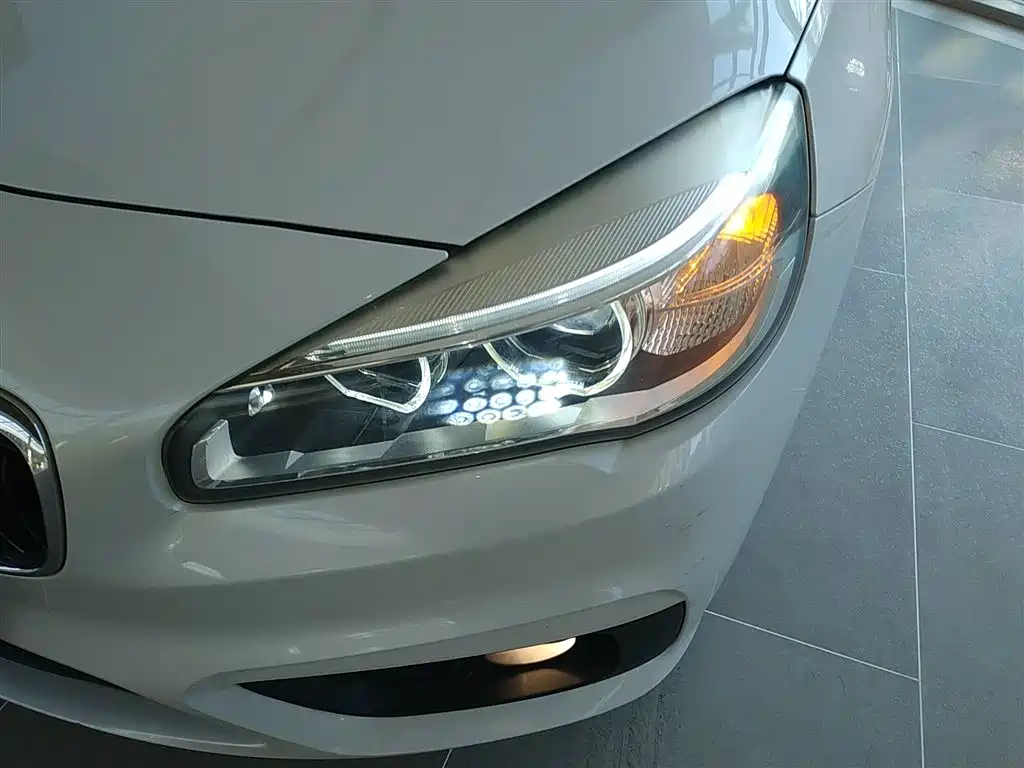 BMW 2 Series Touring 2016 218i Leading фото 15