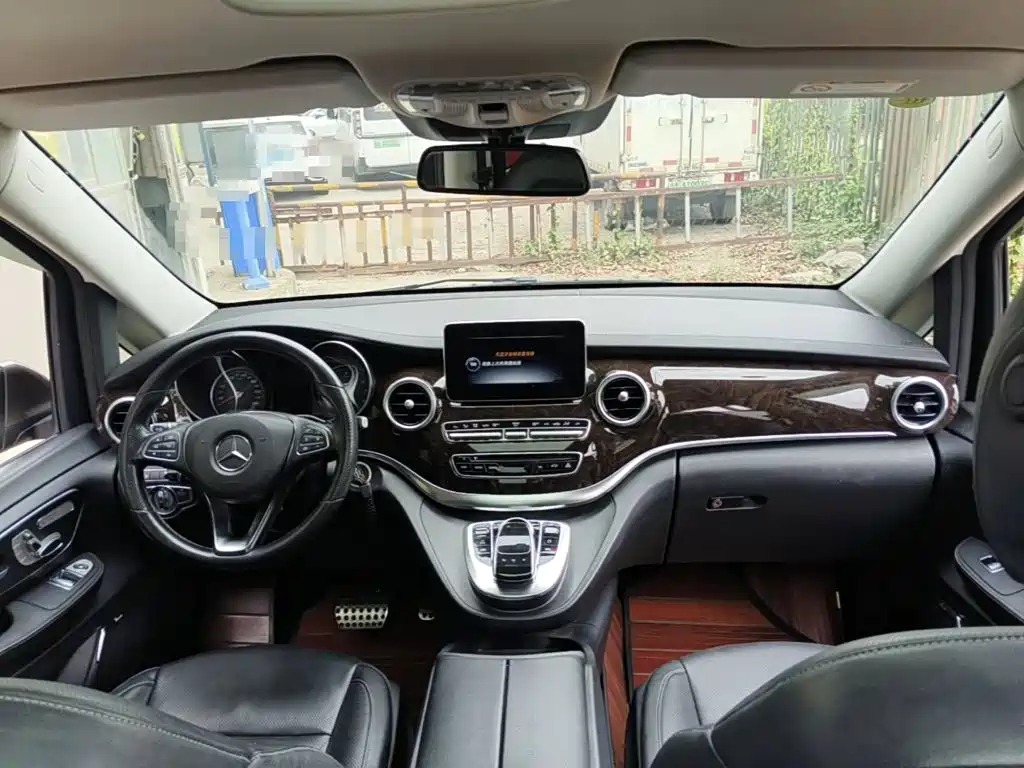 Photo 12 - Mercedes-Benz V-Class