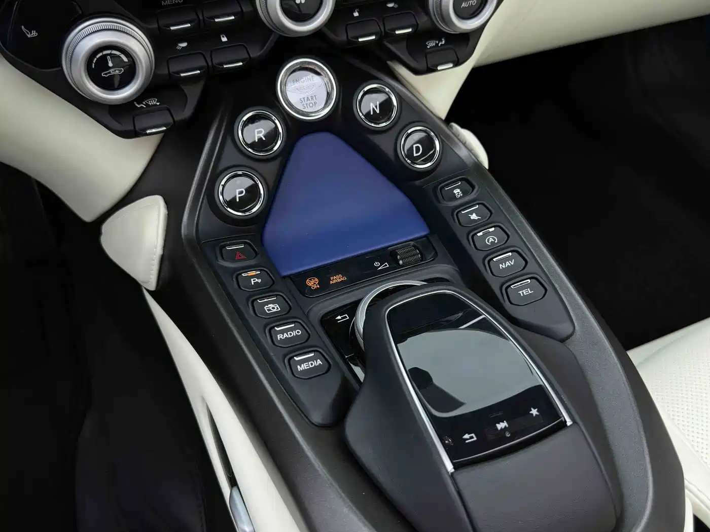 Aston Martin V8 Vantage 2022 2022 4.0T V8 Roadster