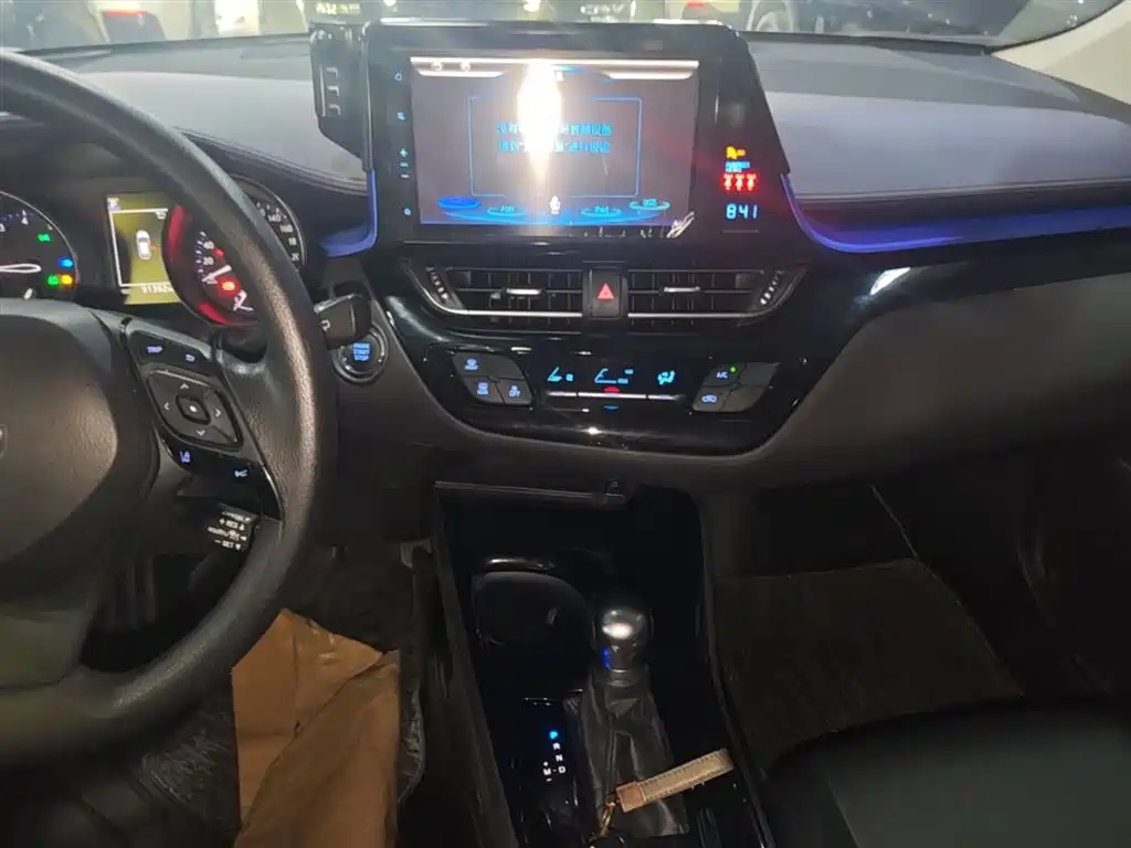 Toyota C-HR 2018 2.0L Leading Edition China V фото 13
