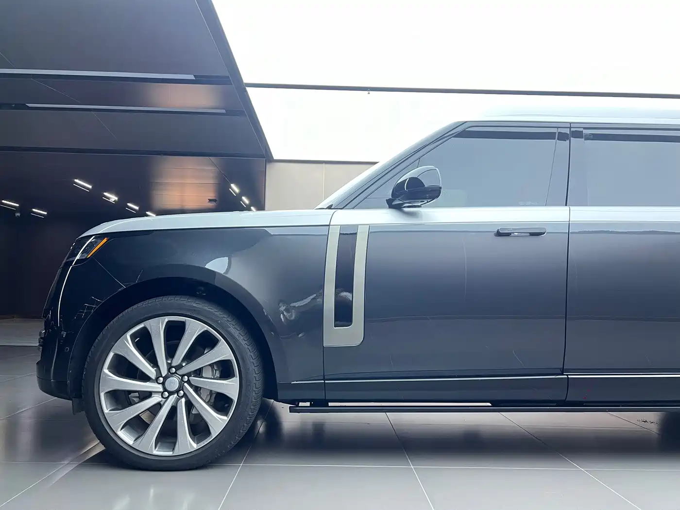 Land Rover Range Rover 2024 3.0 L6 400PS SV Prestige Genesis Extended 4-Seater фото 4