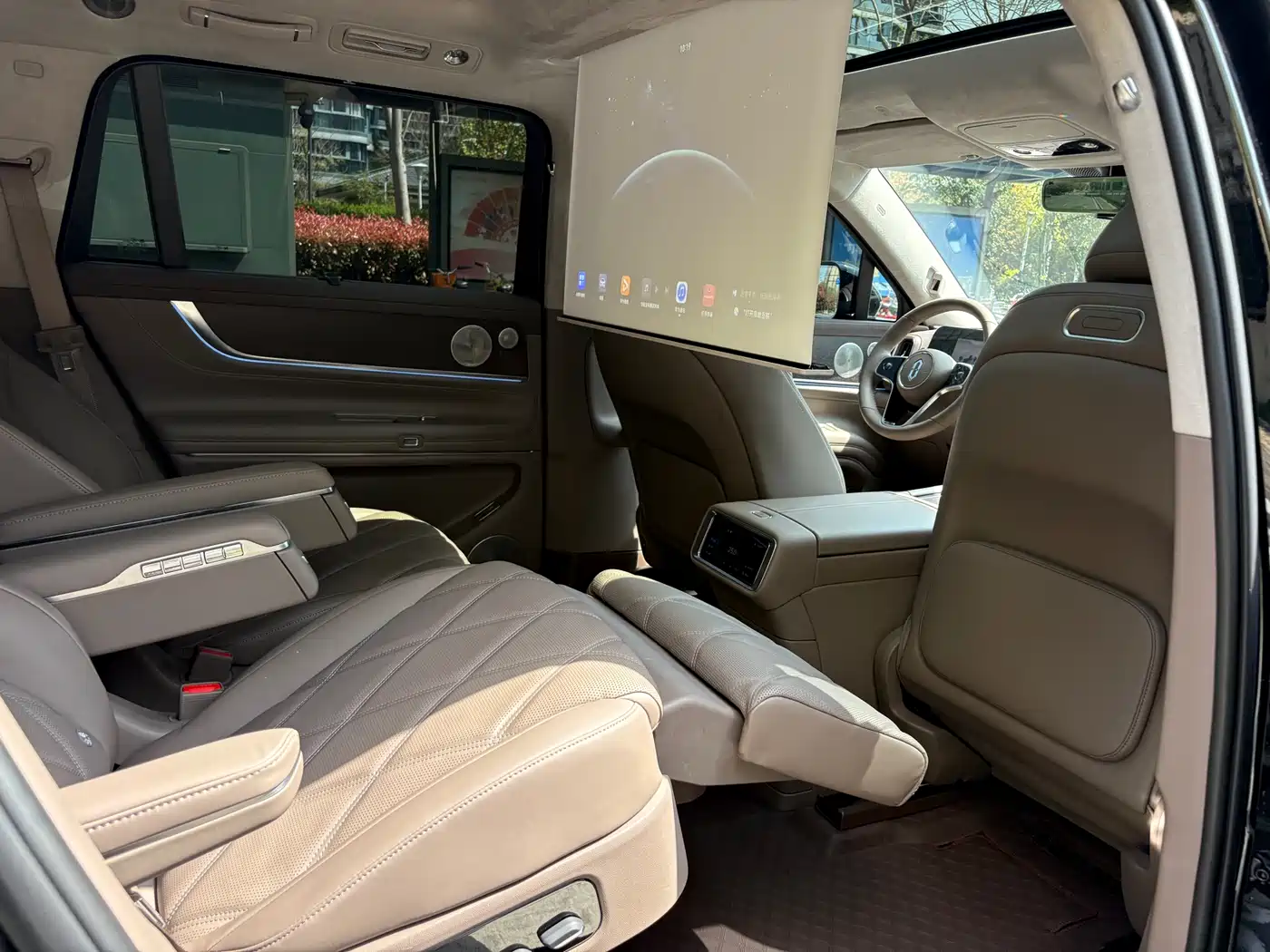 AITO Wenjie AITO M9 2025 Extended Range Ultra 52kWh 6-Seater фото 13