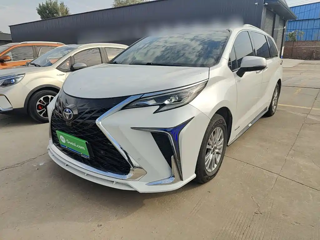 Photo 2 - Toyota Sienna