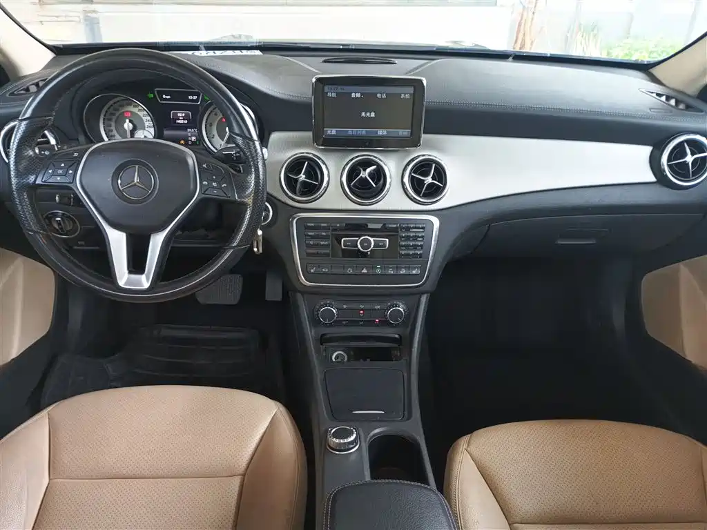 Mercedes-Benz GLA 2015 GLA 220 4MATIC Fashion Edition фото 10