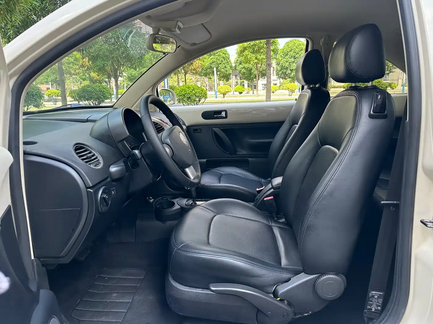 Volkswagen Beetle 2010 Model 1.6 AT фото 12