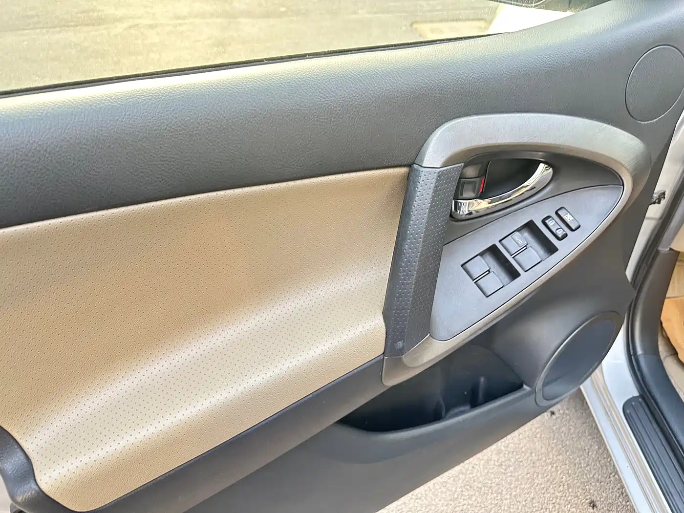 Toyota RAV4 Rongfang 2011 2.0L Automatic Luxury Edition фото 10