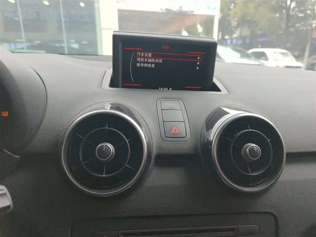 Audi A1 2014 30 TFSI Technology фото 9