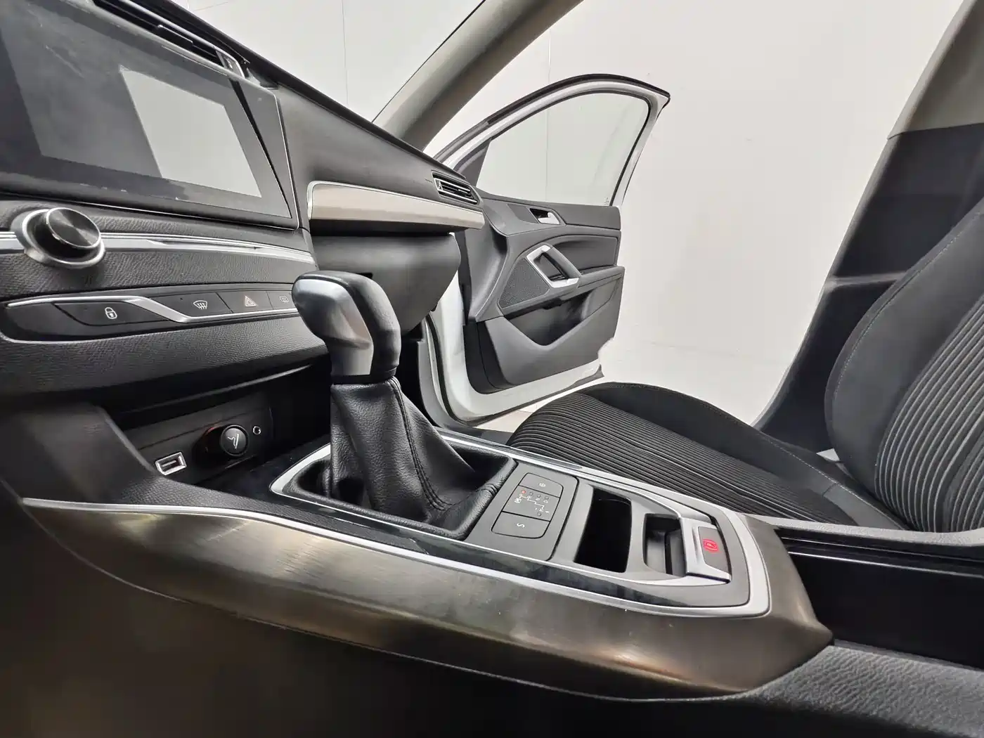 Peugeot 408 2016 1.6T Automatic Luxury Edition фото 12