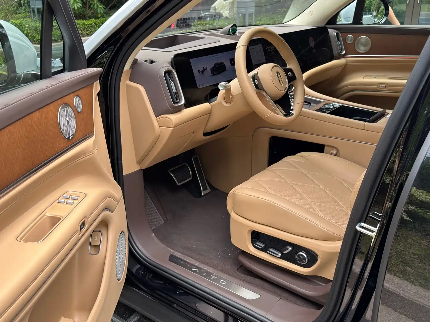 AITO Wenjie AITO M9 2025 Extended Range Ultra 52kWh 6-Seater фото 4