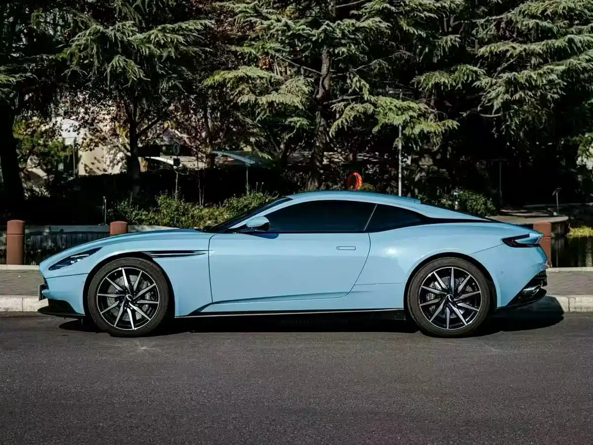 ASTON MARTIN DB11