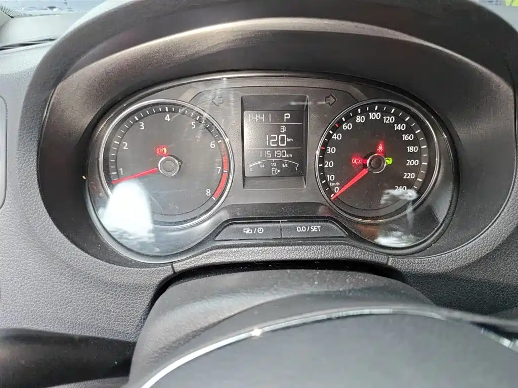 Volkswagen Polo 2016 1.6L Cross Polo Automatic фото 5