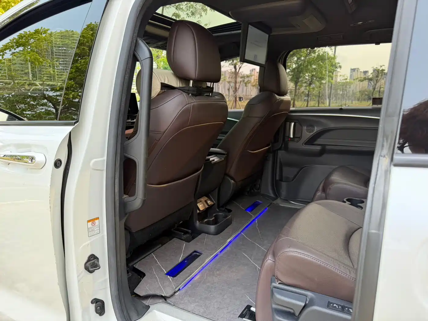 Toyota Sienna 2023 2.5L Hybrid Platinum Edition фото 7
