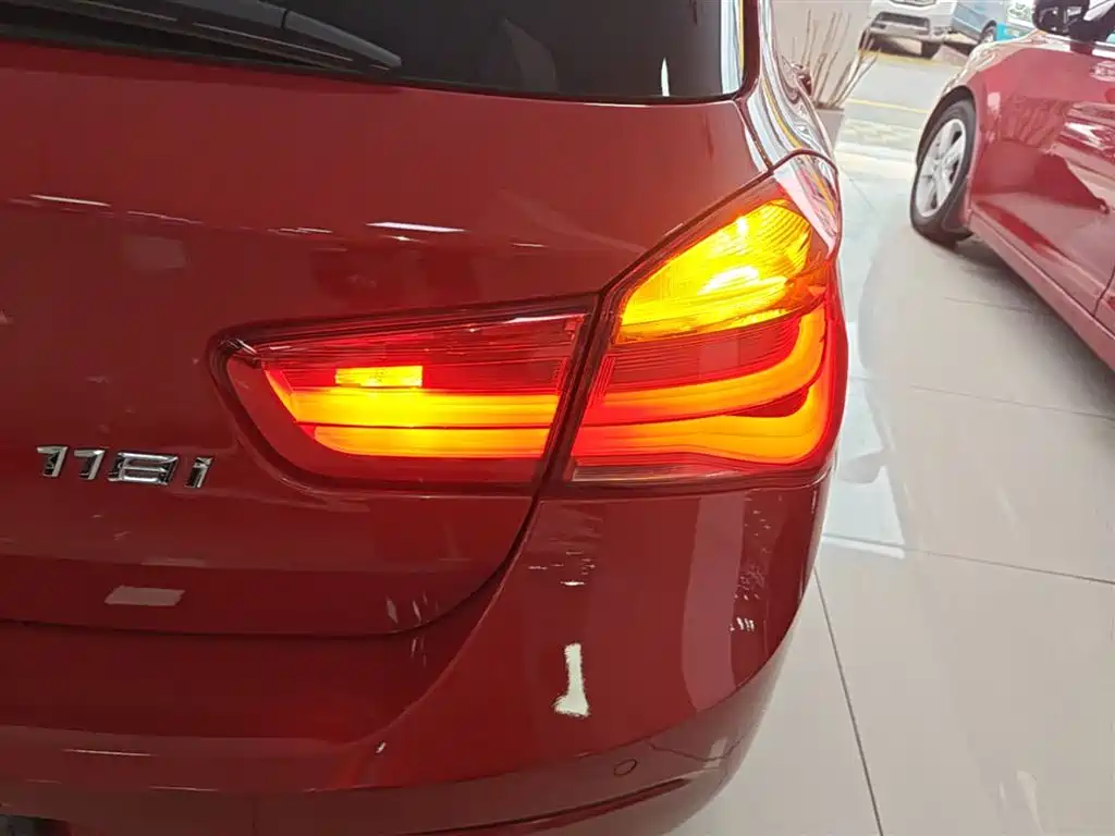BMW 1 Series (Import) 2018 118i Sport Design Package фото 8