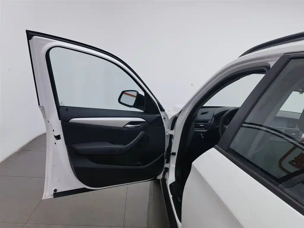 BMW X1 2014 sDrive18i Fashion Edition фото 8