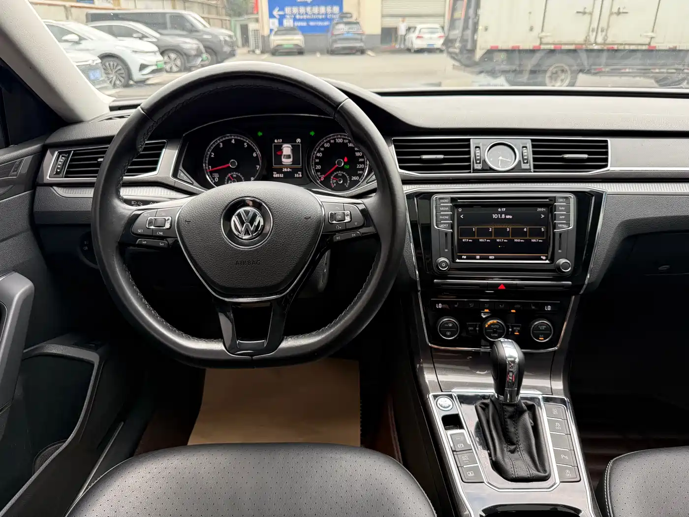 Volkswagen Passat 2017 330TSI DSG Luxury фото 8