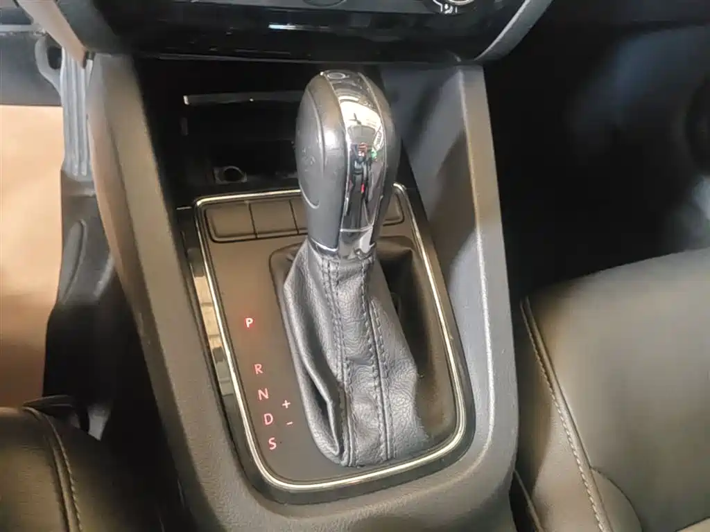 Volkswagen Sagitar 2015 1.6L Automatic Comfort фото 14