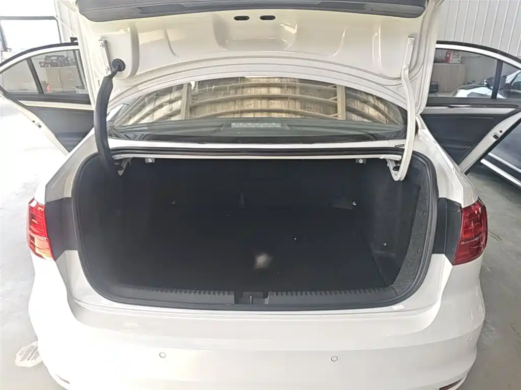 Volkswagen Sagitar 2015 1.6L Automatic Comfort фото 19