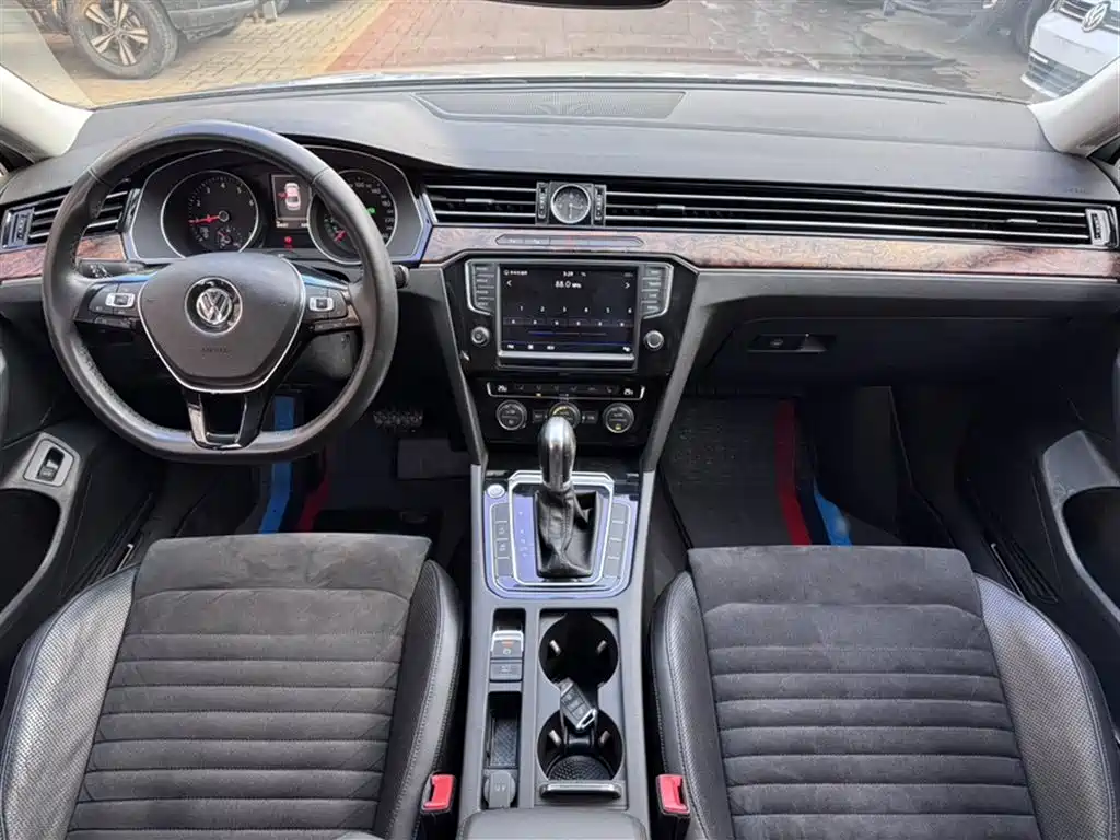 Volkswagen Magotan 2017 330TSI DSG Luxury фото 8