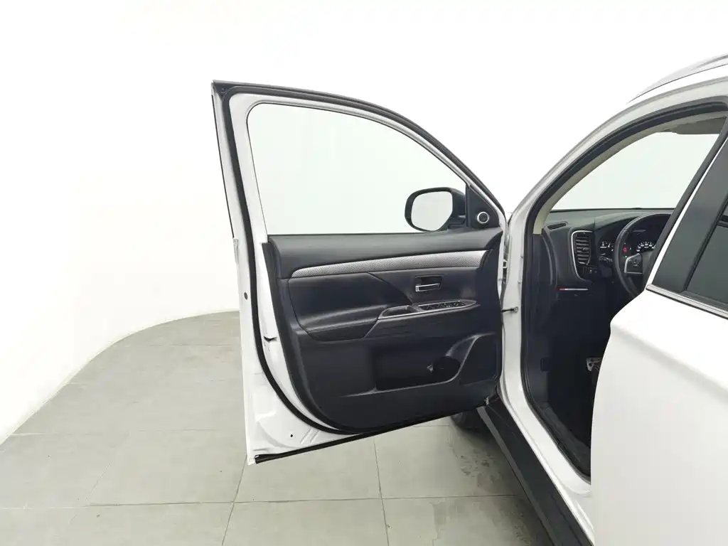 Mitsubishi Outlander (Import) 2015 2014 2.4L 4WD Luxury Value Edition 7-seater
