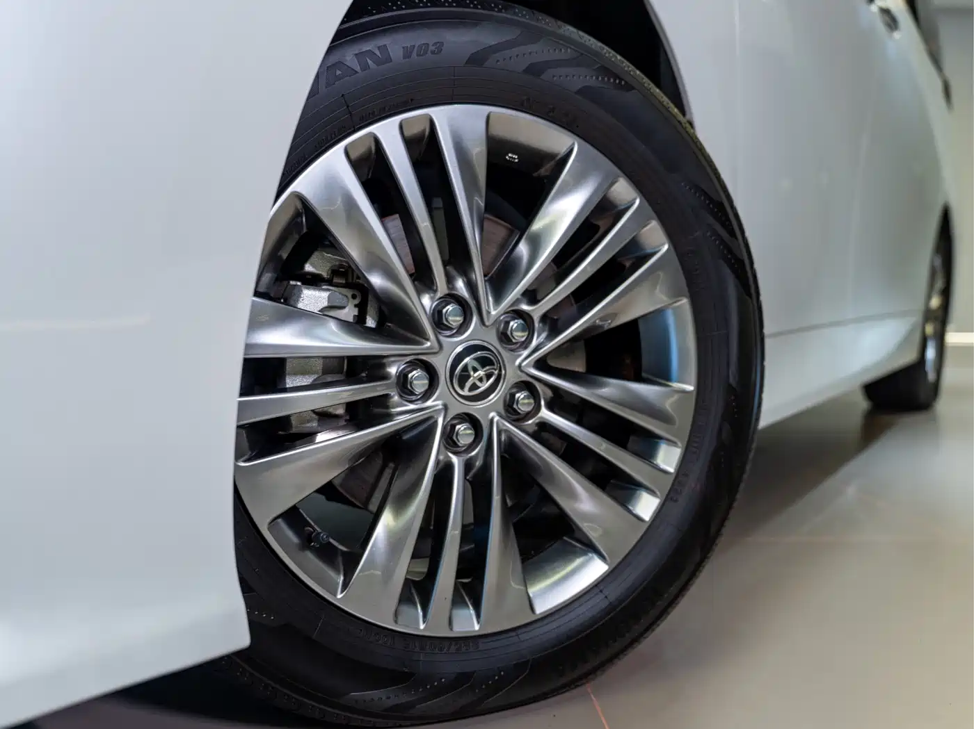Toyota Alphard 2025 Hybrid 2.5L Prestige Gold Edition фото 5