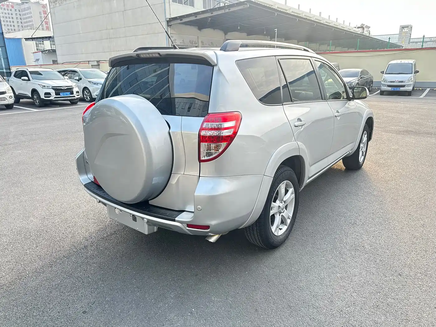 Toyota RAV4 Rongfang 2011 2.0L Automatic Luxury Edition фото 5