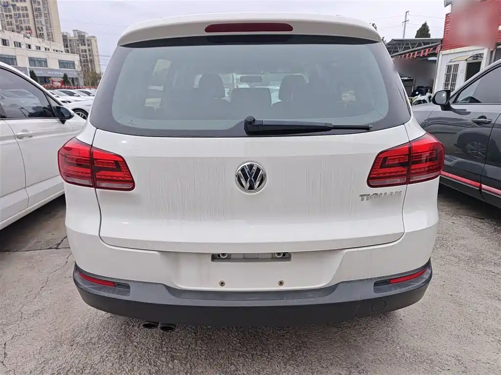 VOLKSWAGEN TIGUAN