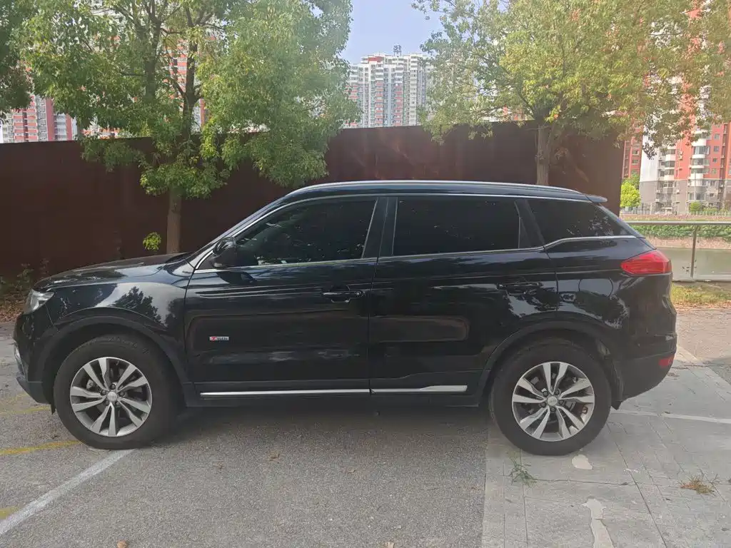 Фото 13 - Geely Atlas