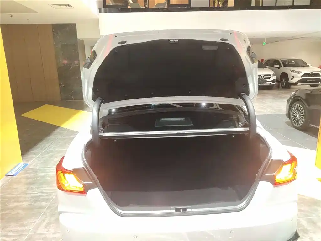 Toyota Camry 2026 Hybrid 2.0HSE Sport Lite Edition фото 19