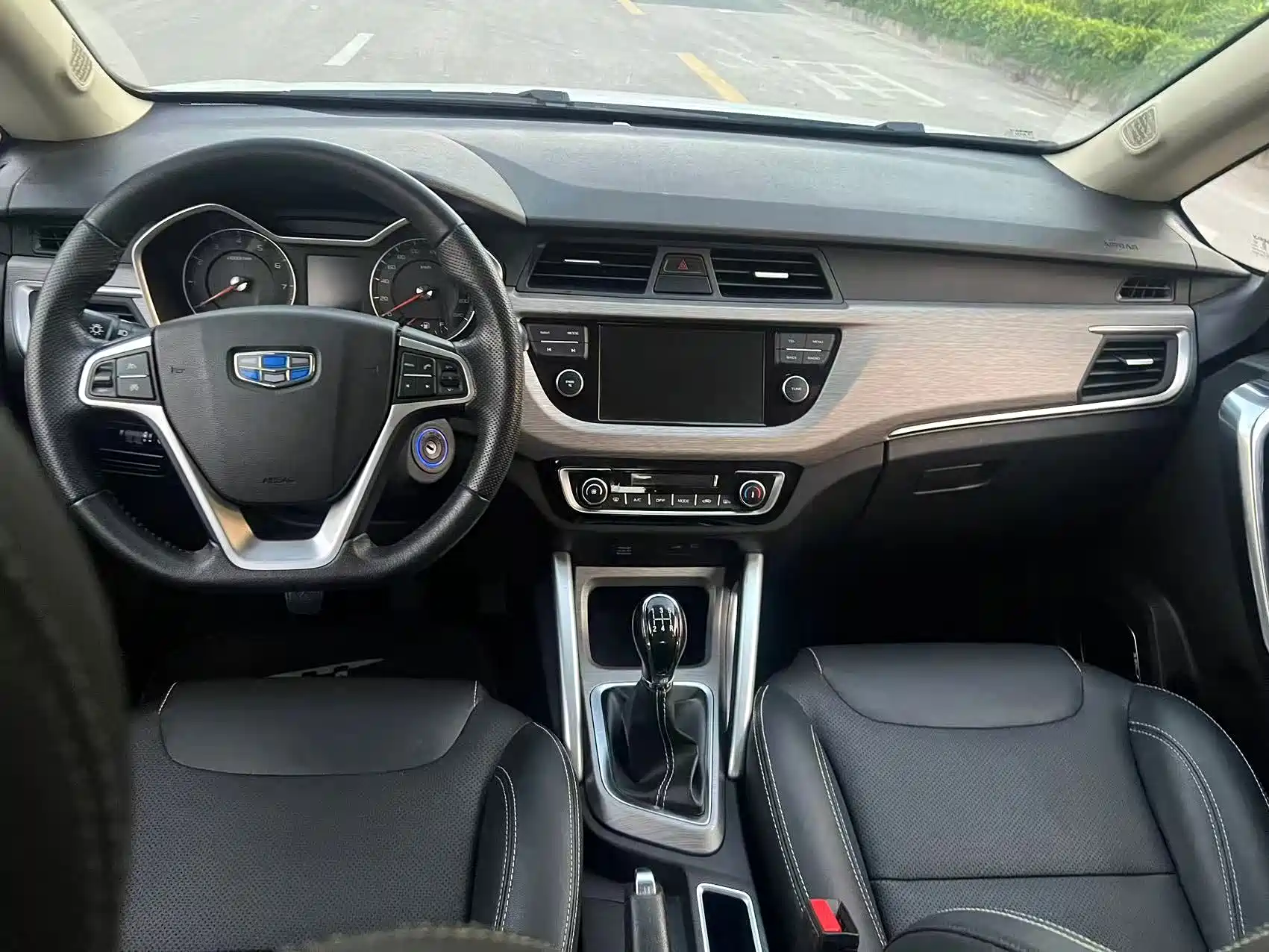 Фото 12 - Geely Vision X3