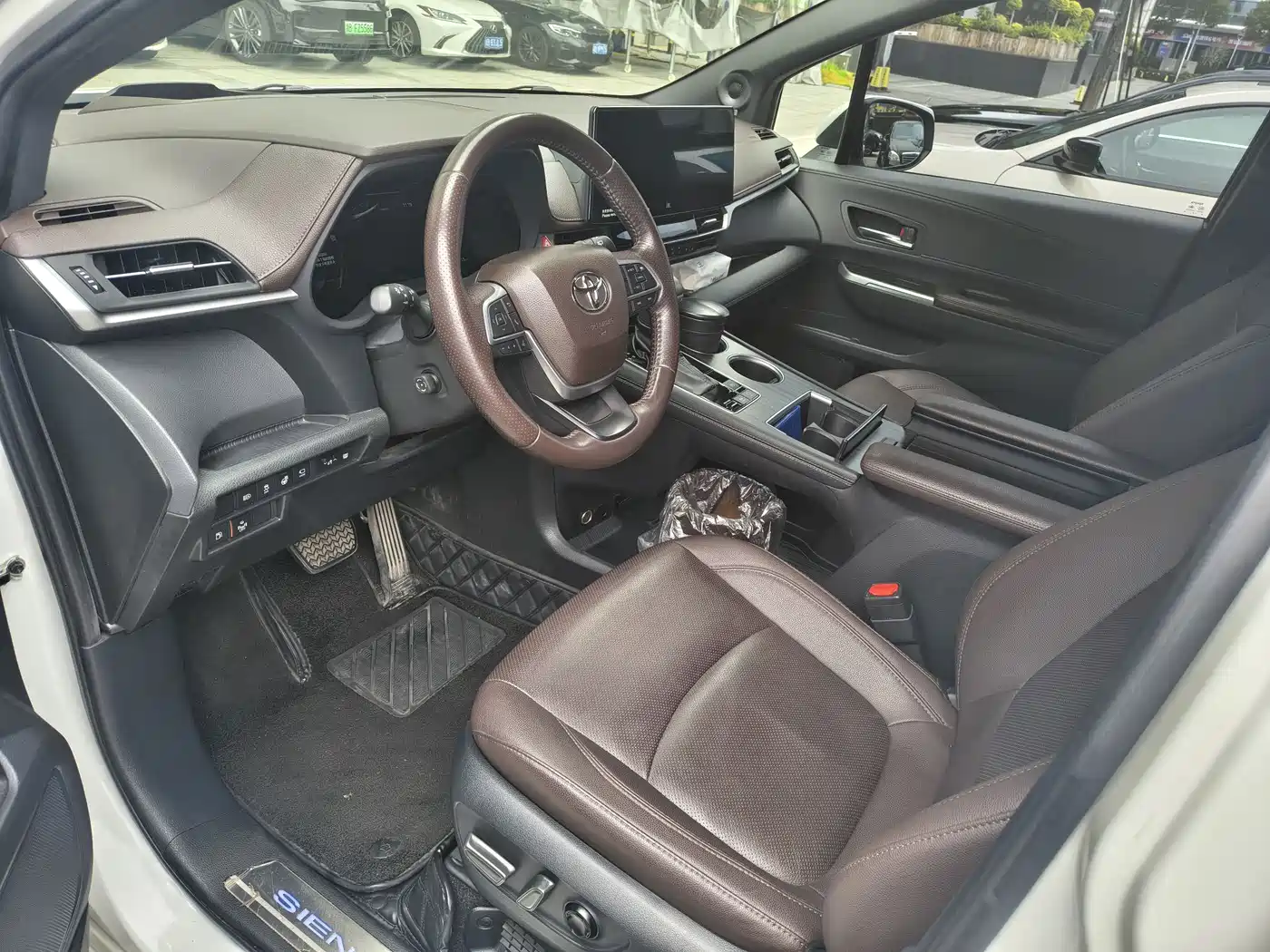 Toyota Sienna 2021 2.5L Hybrid Platinum Edition фото 9