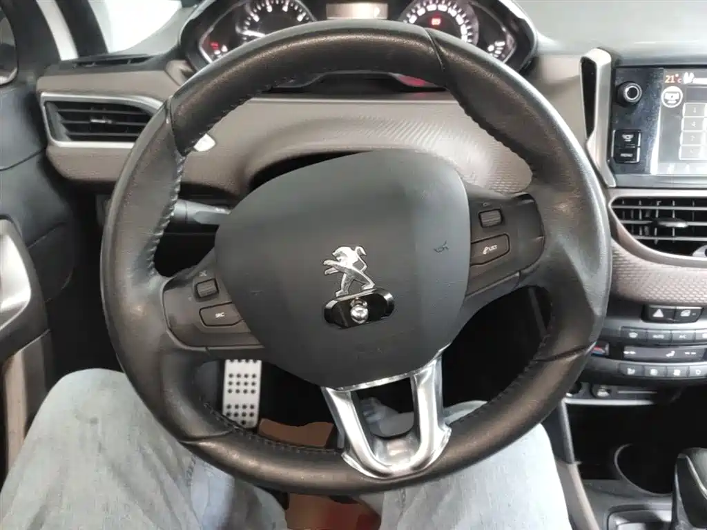 Peugeot 2008 2014 1.6L Automatic Navigation Edition фото 10