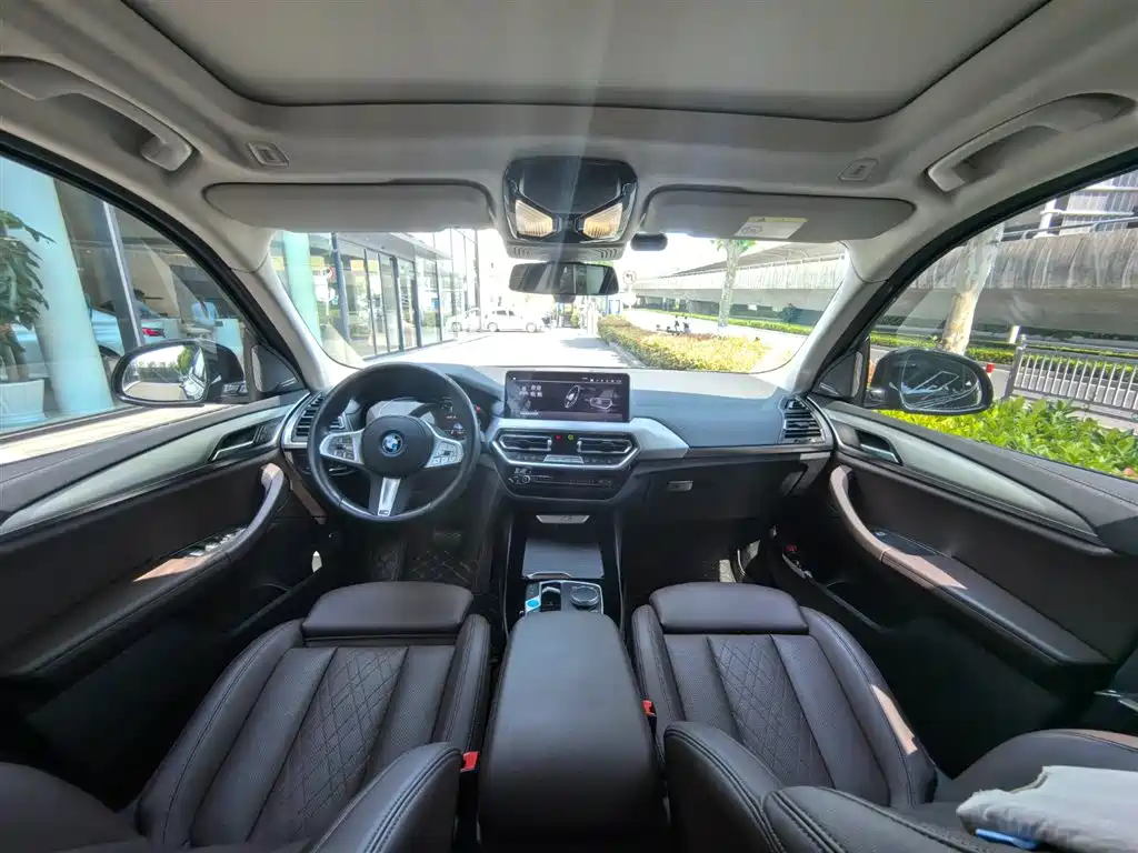 BMW iX3 2024 Innovation Leader фото 6