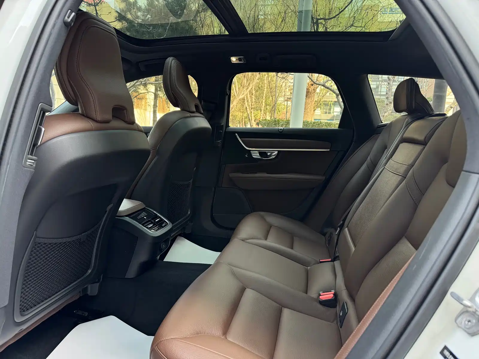 Photo 14 - Volvo V90