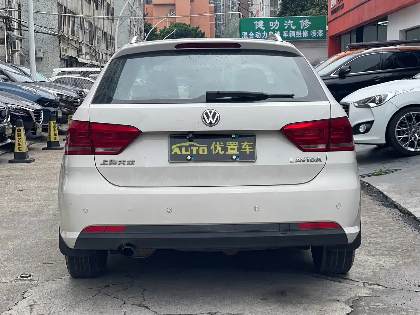 Volkswagen Lavida Tour 2013 1.6L Automatic Trend Style фото 4
