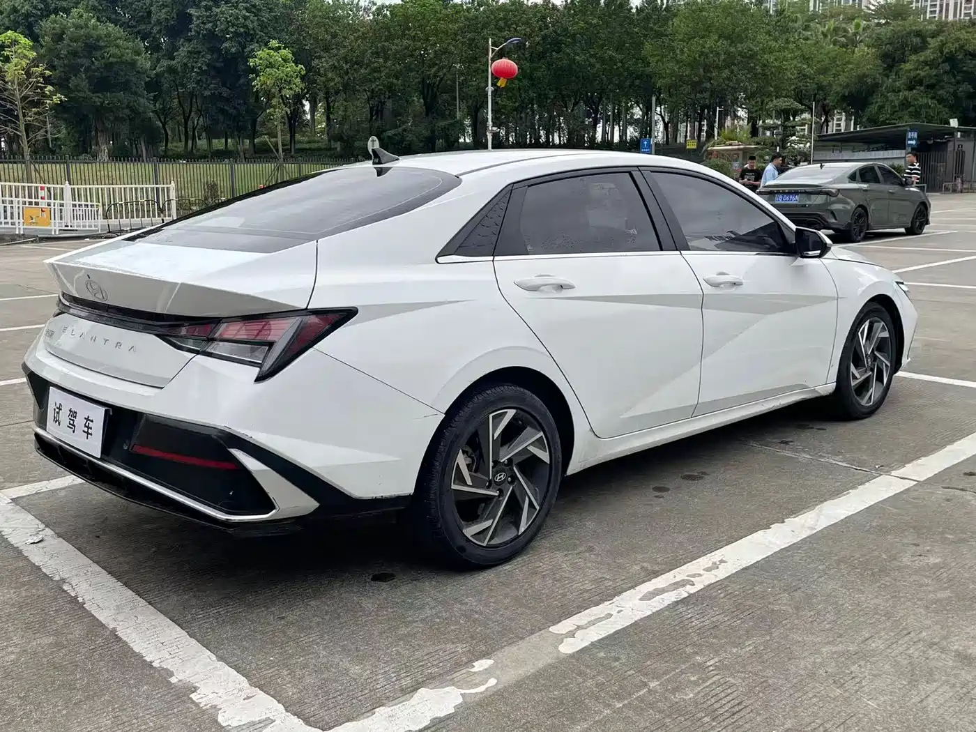 Hyundai Elantra 2022 1.5L CVT LUX Premium Edition фото 5