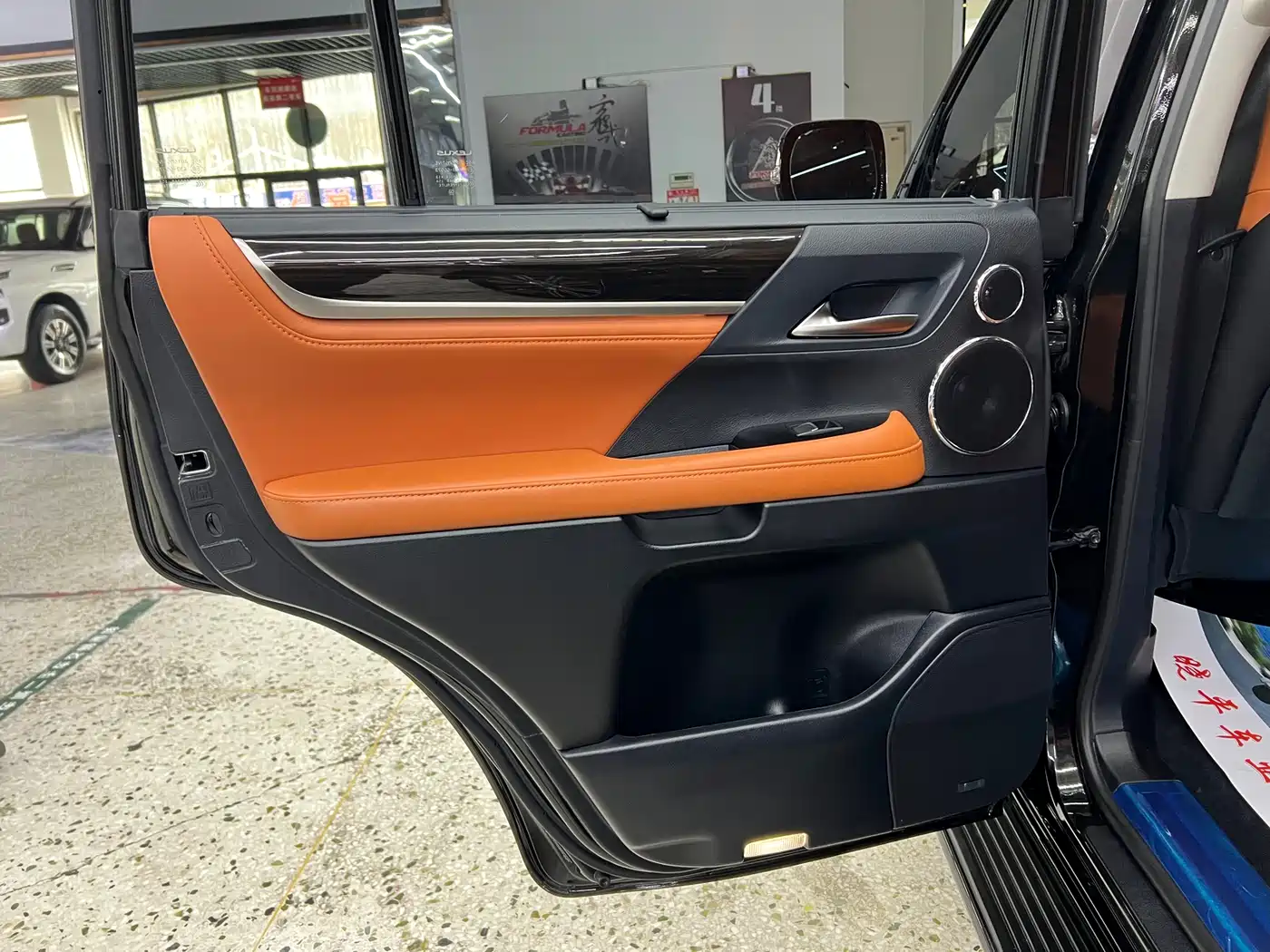 Фото 20 - Lexus LX