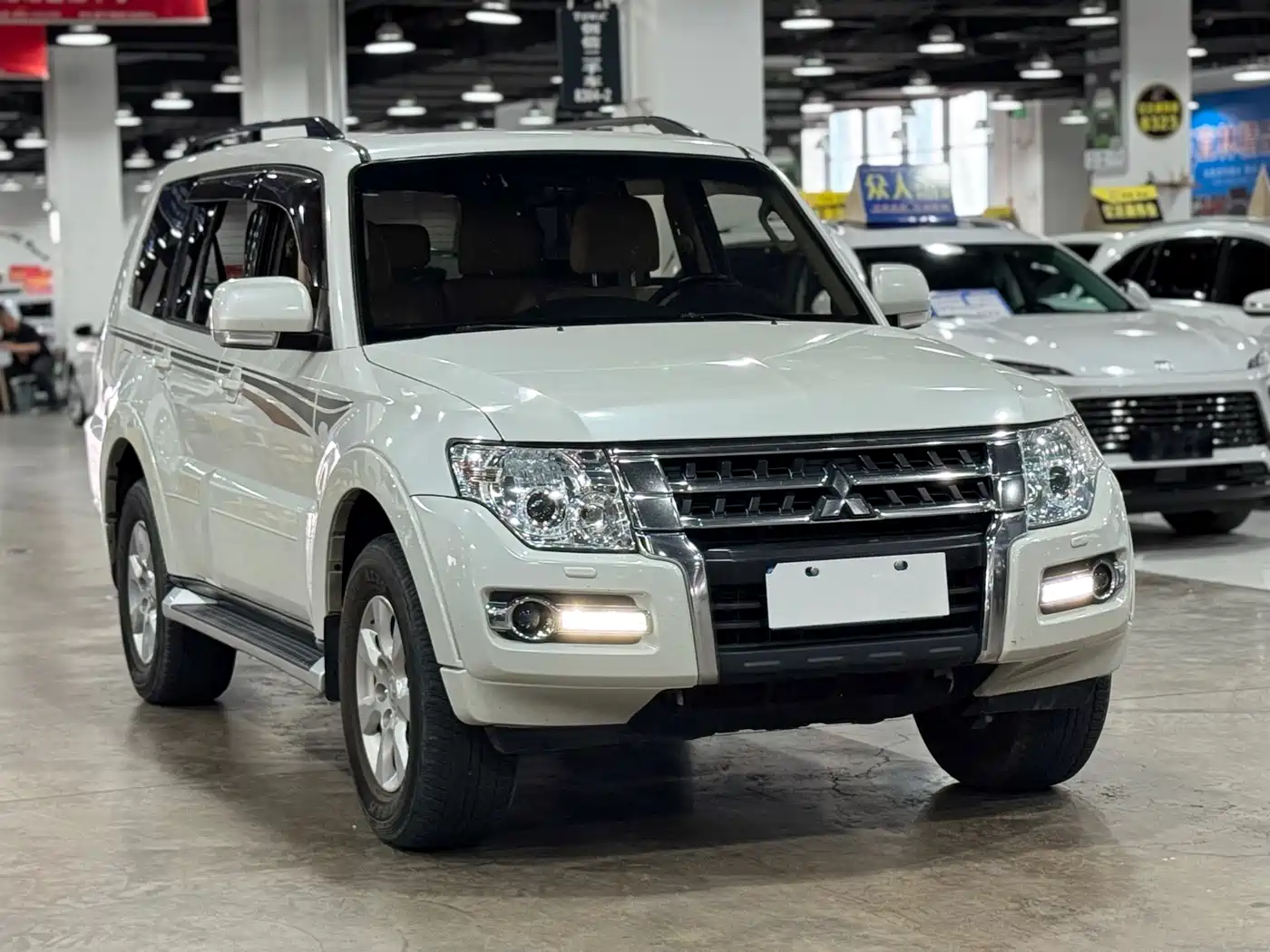 Mitsubishi Pajero (Import) 2016 3.0L Automatic Standard (China V) фото 2