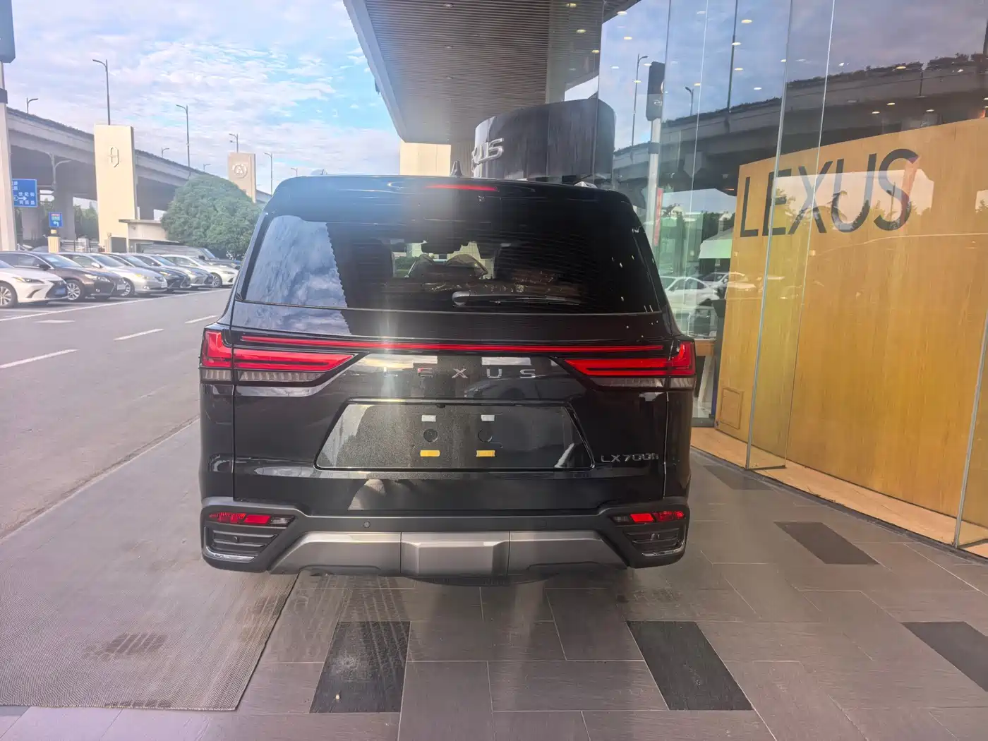 Lexus LX 2025 700h Boundary Edition фото 9