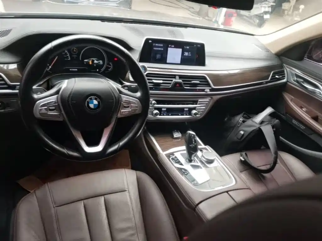 BMW 7 Series 2017 730Li Leading Edition фото 10