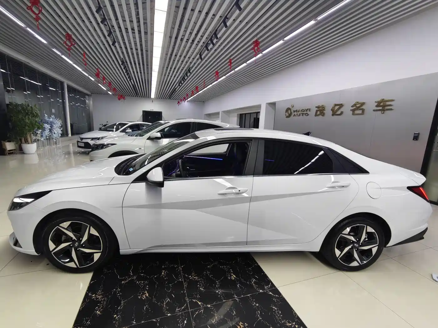Hyundai Elantra 2022 1.5L CVT LUX Premium Edition фото 2