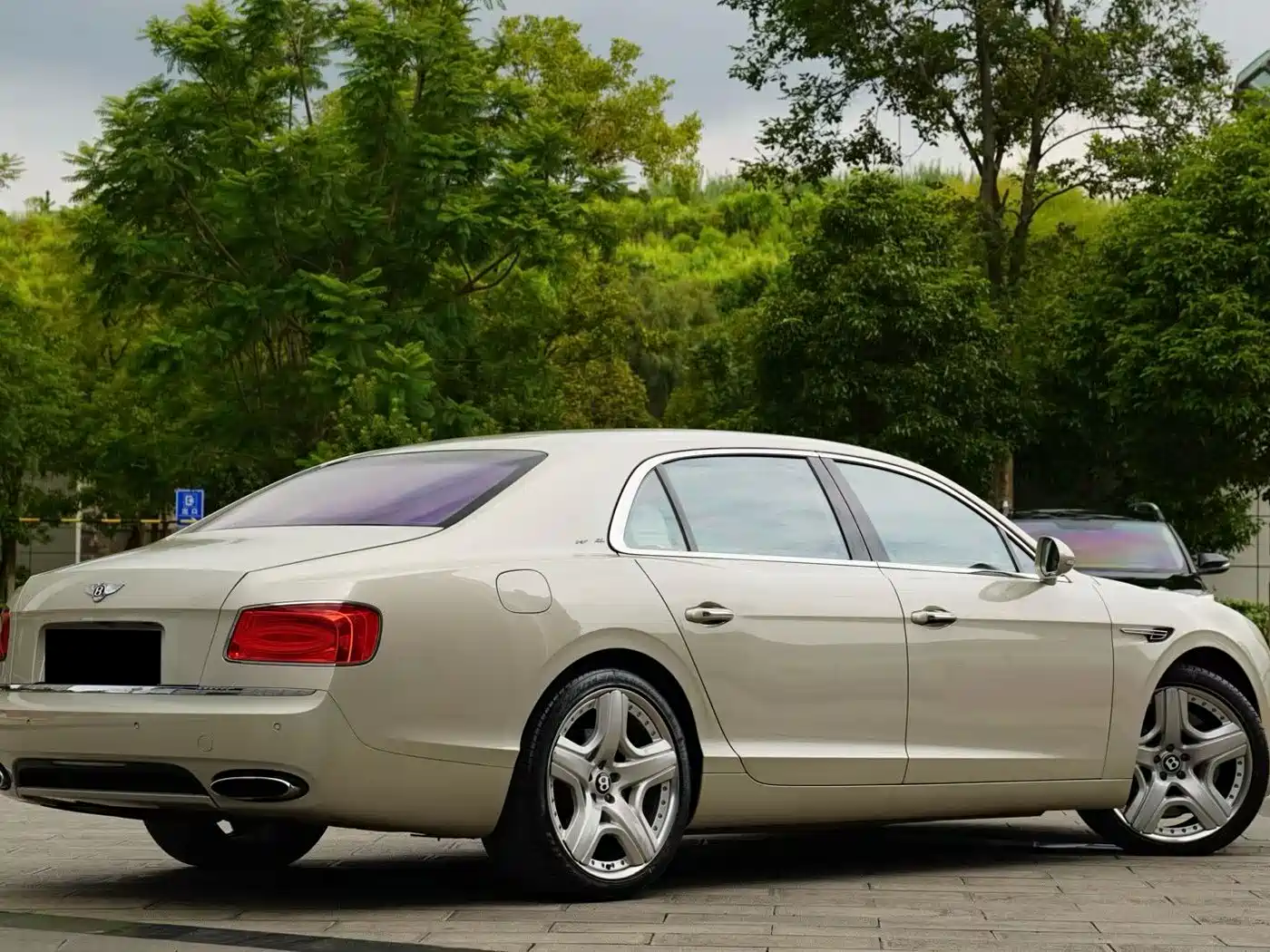 Фото 8 - Bentley Flying Spur