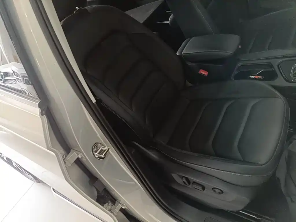 Photo 25 - Volkswagen Tiguan L