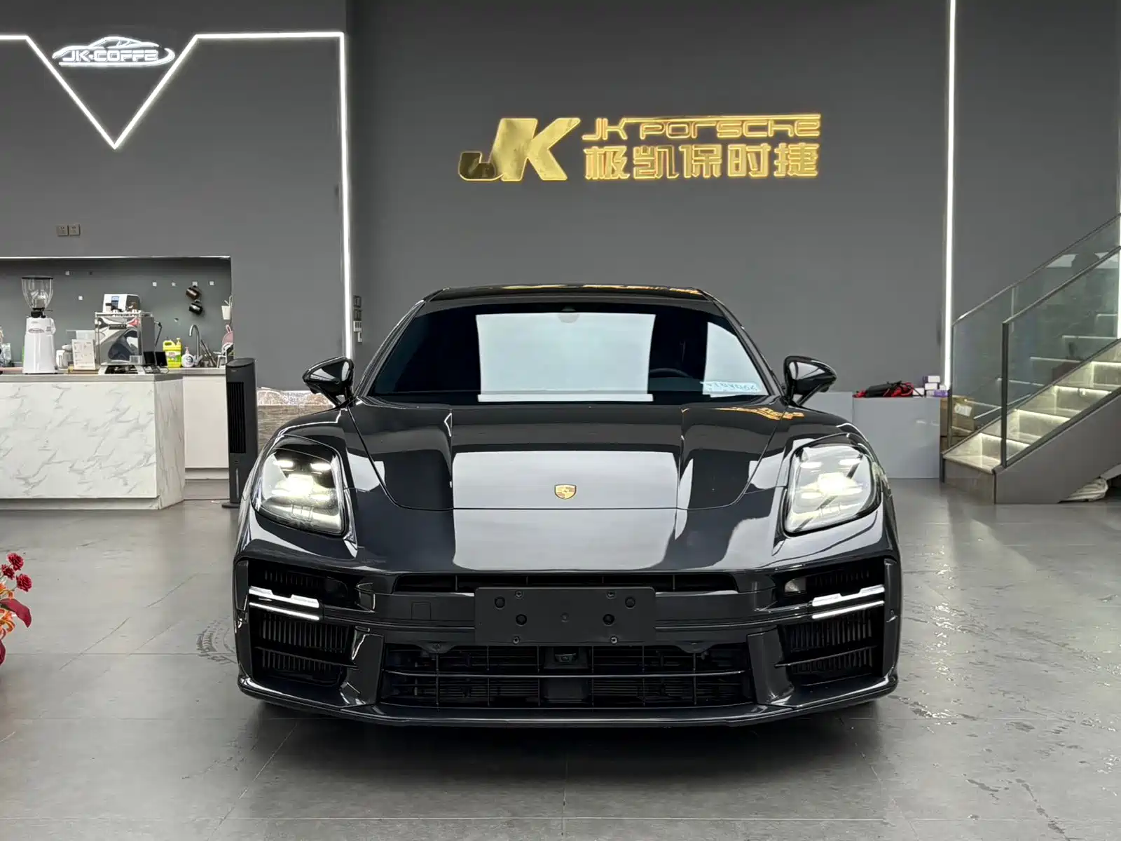 Photo 2 - Porsche Panamera