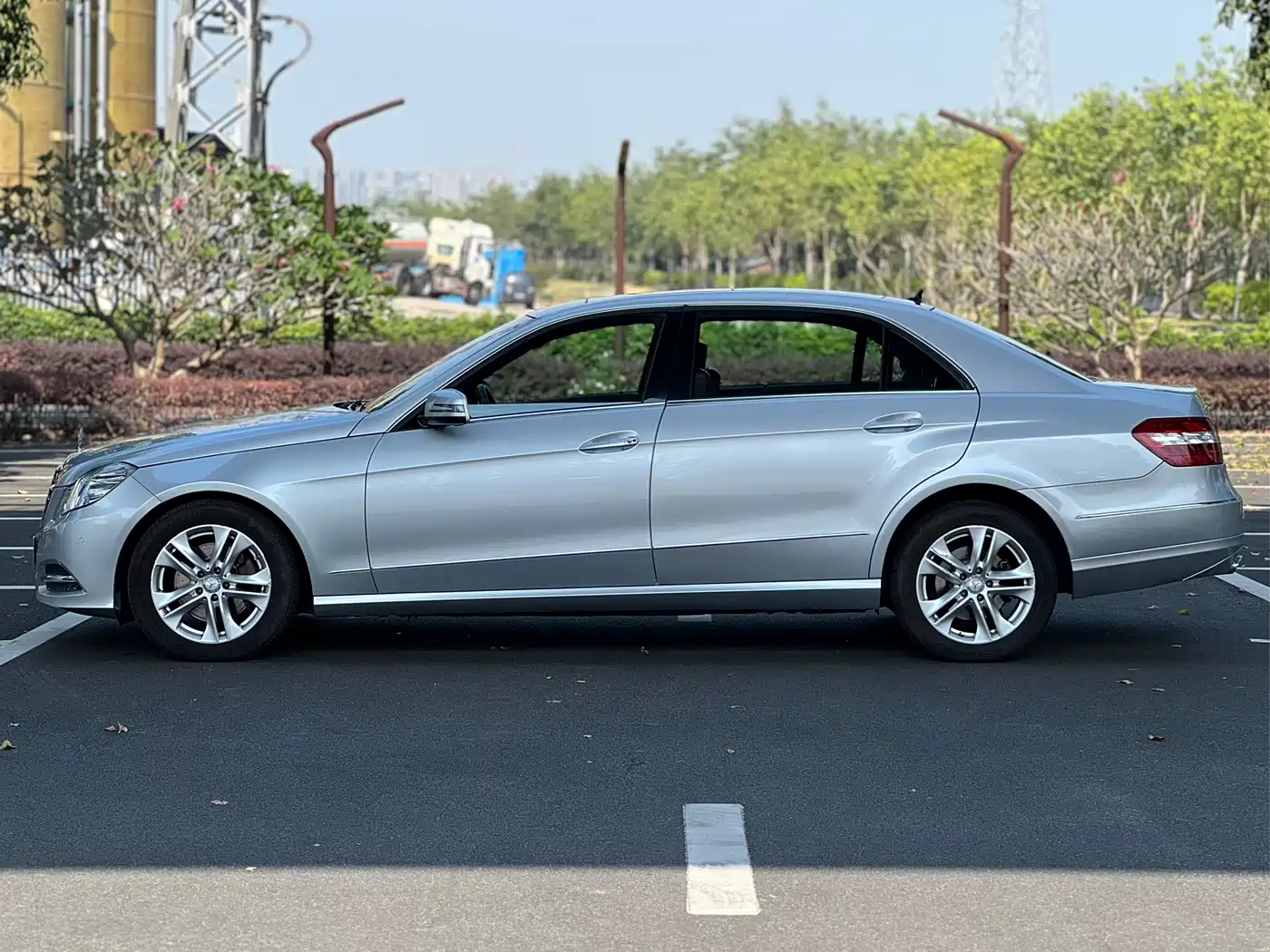Mercedes-Benz E-Class 2010 E 300 L Fashion фото 4