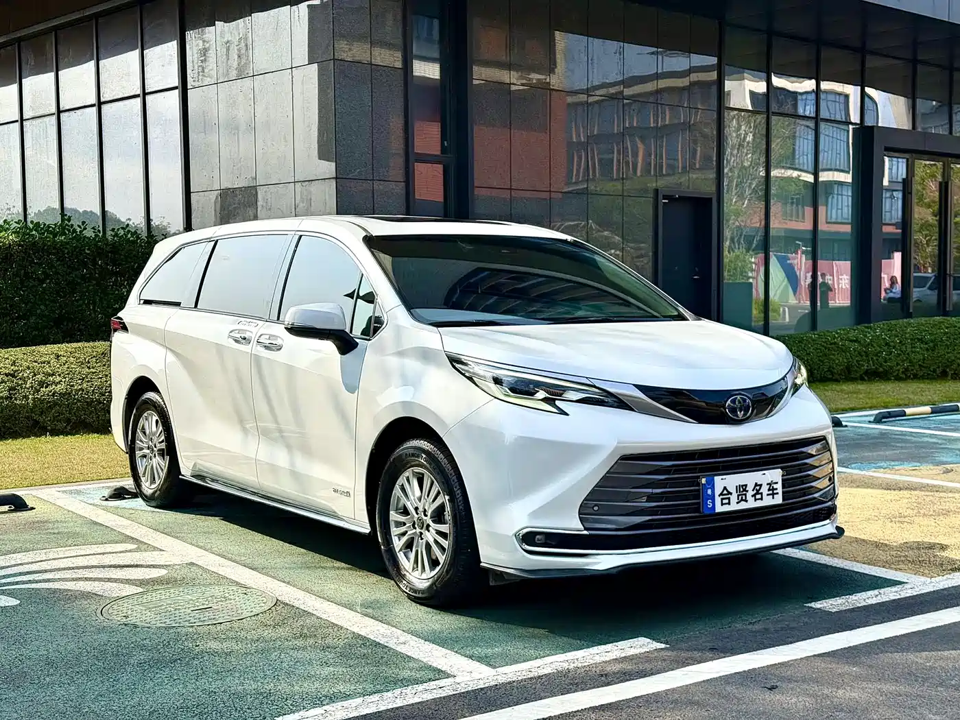 Toyota Sienna 2021 2.5L Hybrid Premium Edition фото 3