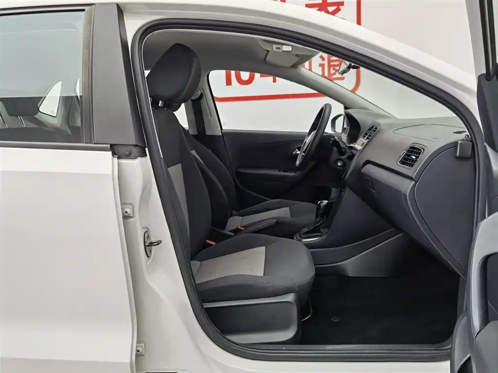 Volkswagen Polo 2016 1.4L Automatic Trend фото 23