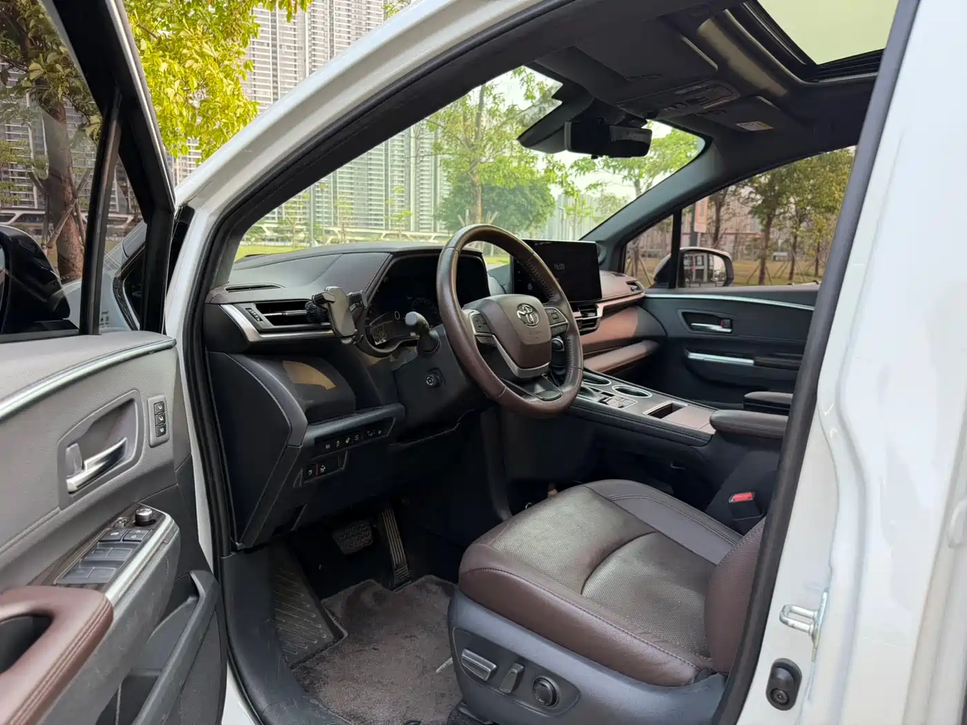 Toyota Sienna 2023 2.5L Hybrid Platinum Edition фото 6