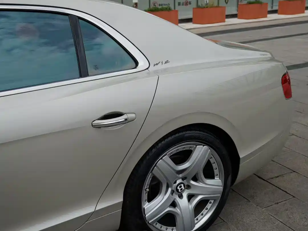 Фото 9 - Bentley Flying Spur